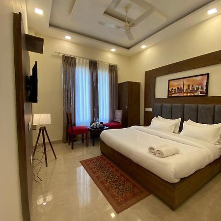 Hotel Woodlark Zirakpur - A Peaceful Stay Exterior photo