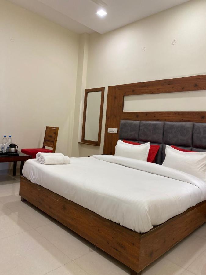 Hotel Woodlark Zirakpur - A Peaceful Stay Exterior photo
