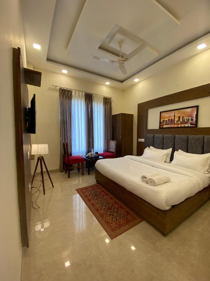 Hotel Woodlark Zirakpur - A Peaceful Stay Exterior photo