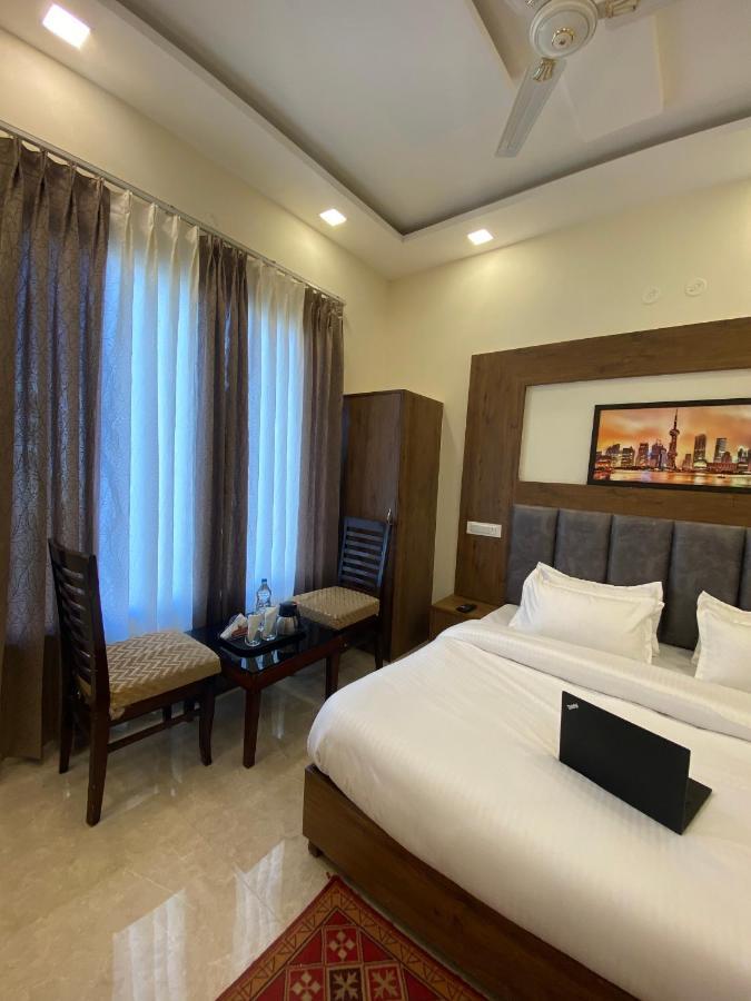 Hotel Woodlark Zirakpur - A Peaceful Stay Exterior photo