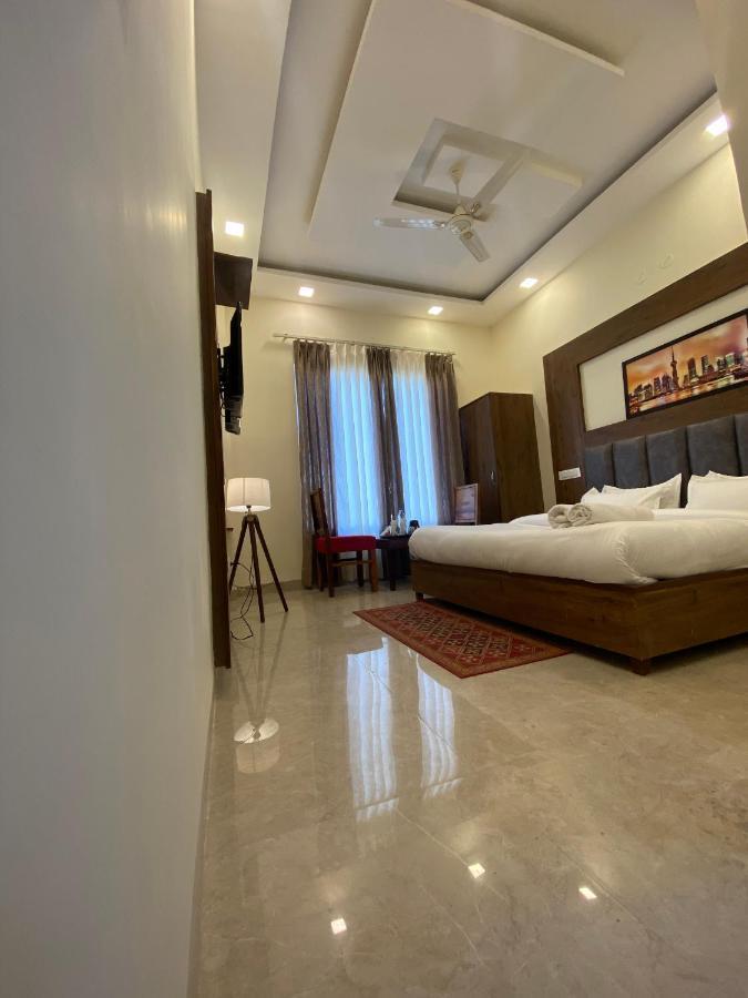 Hotel Woodlark Zirakpur - A Peaceful Stay Exterior photo