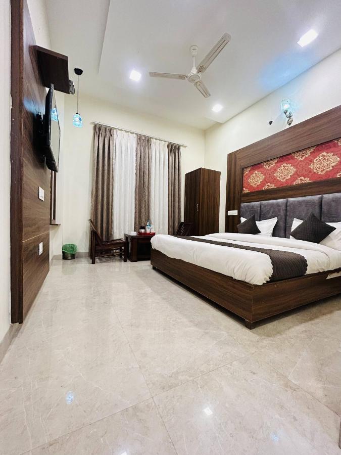 Hotel Woodlark Zirakpur - A Peaceful Stay Exterior photo