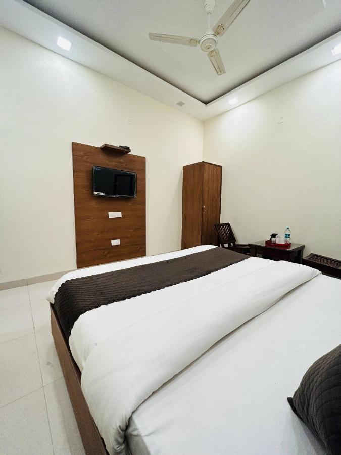 Hotel Woodlark Zirakpur - A Peaceful Stay Exterior photo
