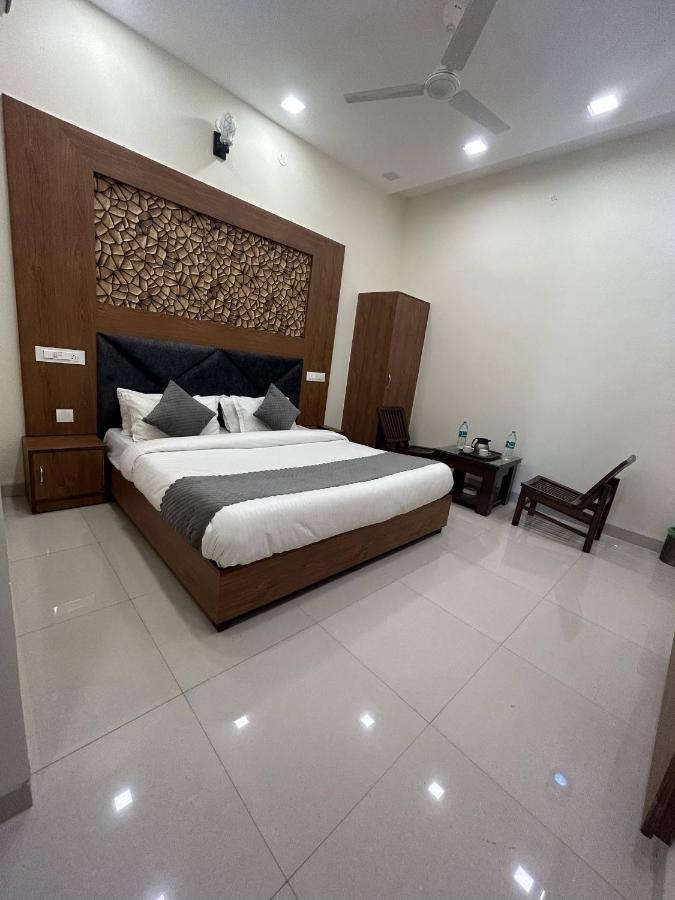 Hotel Woodlark Zirakpur - A Peaceful Stay Exterior photo